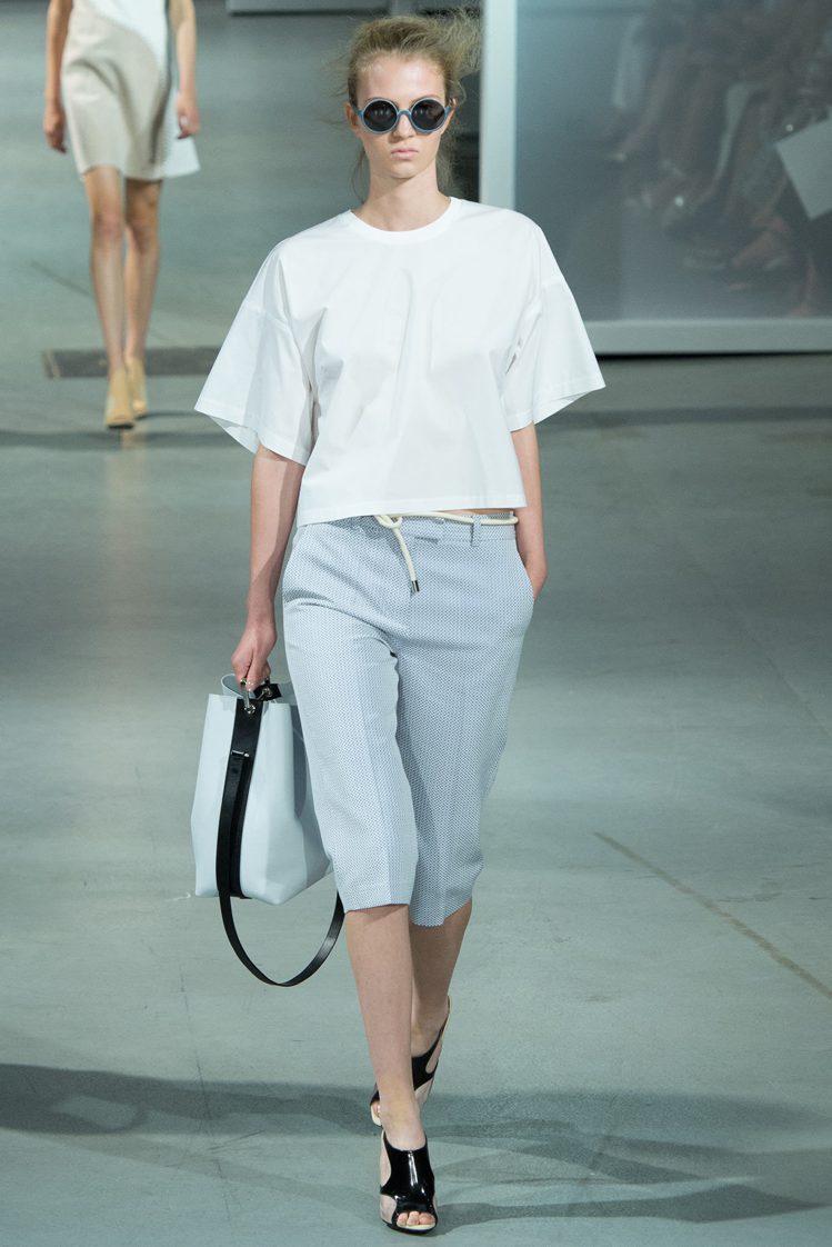 3.1 Phillip Lim，白衣搭配粉彩褲，加上一雙俐落鞋款，簡單打造率性的夏日風情。圖／擷自style.com