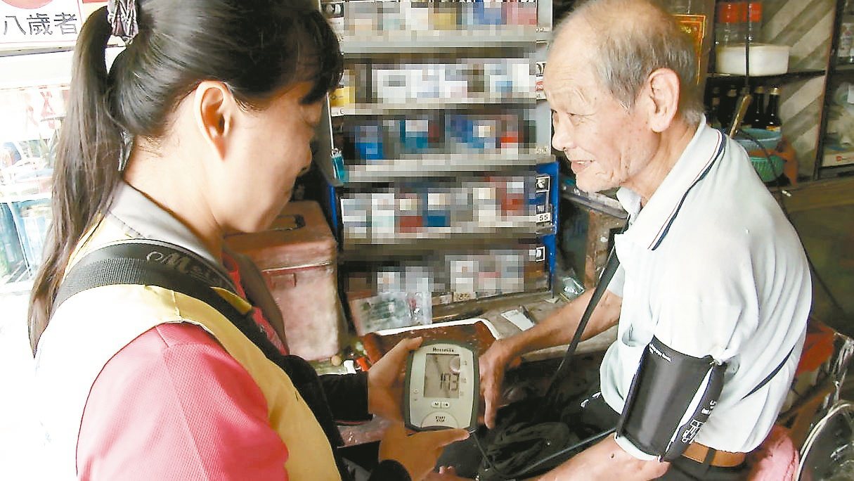 竹山秀傳醫院守護長輩健康，派健康管理師到鎮內各里幫長輩量測血壓。