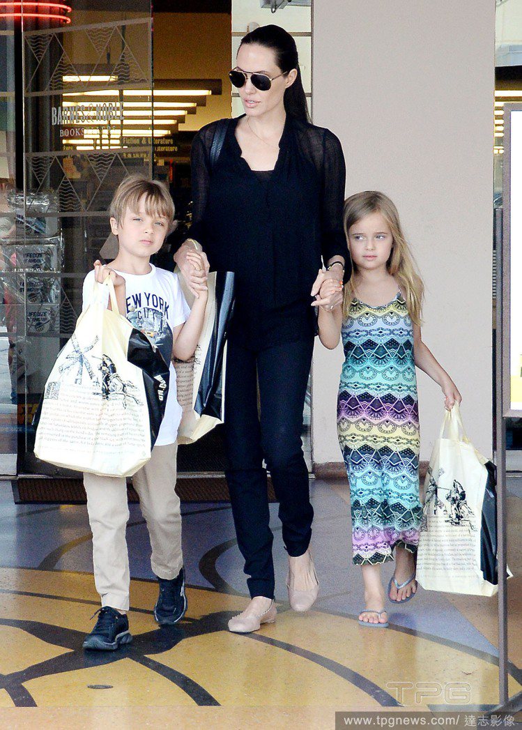 Vivienne Jolie-Pitt穿得像小美人魚（右）。圖／達志影像
