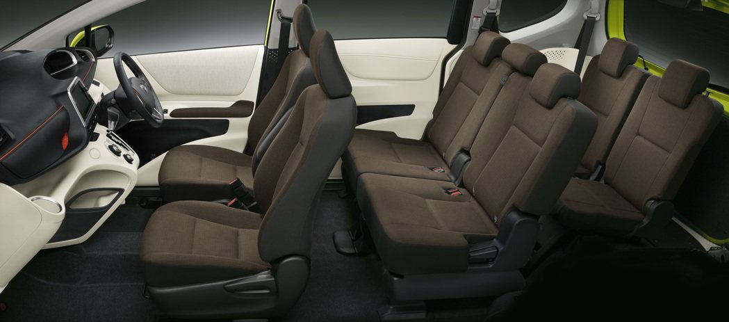 車常僅有4235mm，勢必影響第三排座椅的乘坐空間。 摘自Toyota.jp