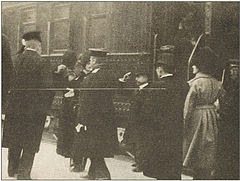 伊藤博文被暗殺前的照片，他正步下火車。 圖／維基共享
