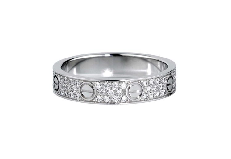 卡地亞LOVE系列窄版鑽石戒指，白K金，全鋪鑲鑽 ，參考價約22萬4,000元。圖／卡地亞提供