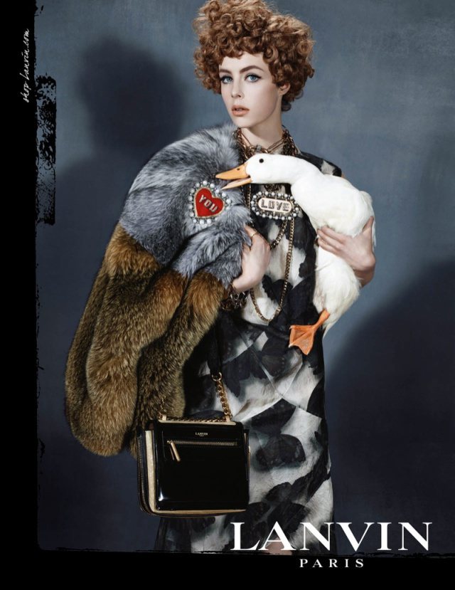 超模 Edie Campbell 曾在 LANVIN 的廣告中抱著一隻鴨，華麗的造型和鴨子帶來的鄉村味非常混搭，也是很有趣的廣告之一。圖／擷自annawintourwho.blogspot.com