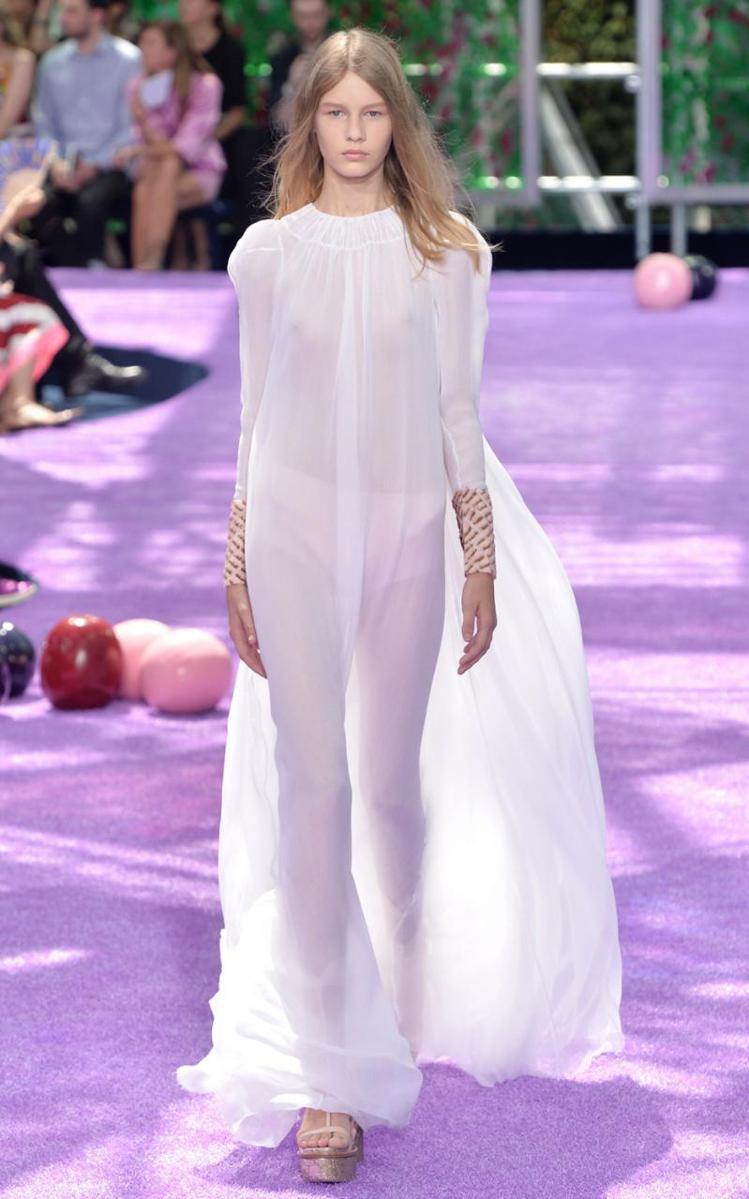 時尚品牌 Dior 近日因為讓年僅14歲的女模 Sofia Mechetner 穿薄紗走秀而遭到英國保守黨議員炮轟「倒退了一大步」。圖／擷自英國每日電訊報