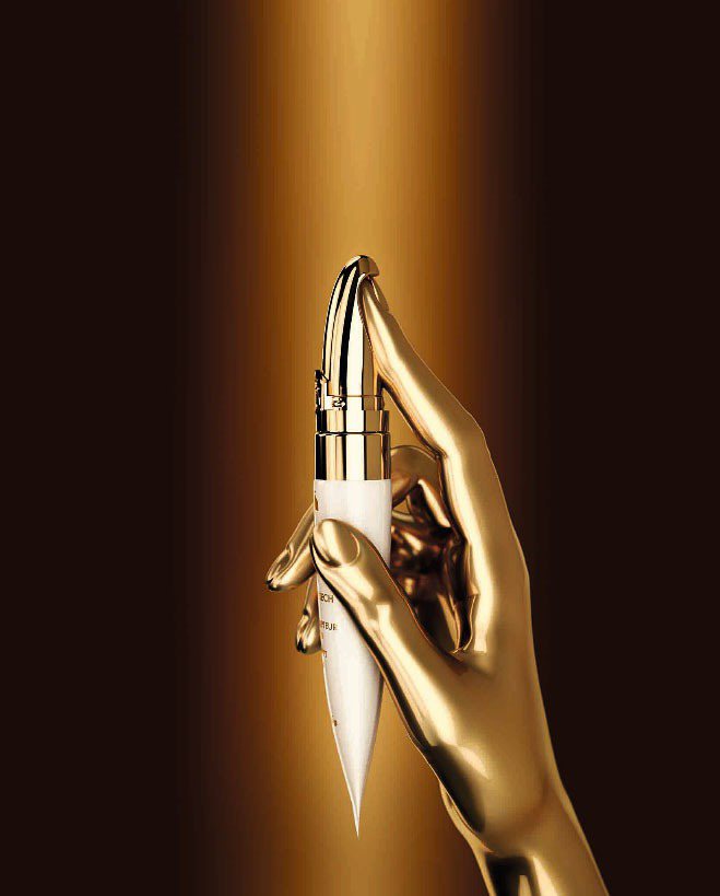 嬌蘭皇家蜂王乳黃金超導眼部精華，以符合人體工學的黃金離子導入儀設計，售價4,700元。圖／嬌蘭提供