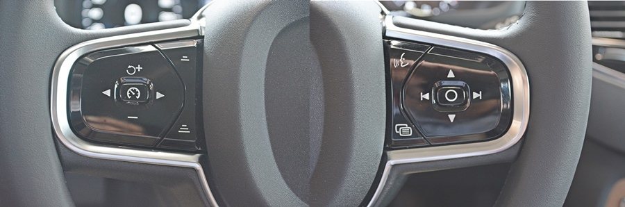 左側按鍵可設定定速巡航與車距設定，右方則可調控音響，並可利用聲控操控中控台多媒體...