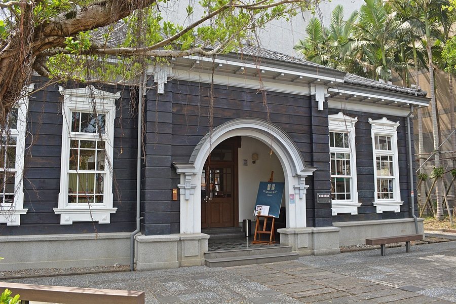 近120年的木造宜蘭舊監獄門廳被改造成藍屋餐廳，提供東西交融風味獨特的洋食。 記者趙惠群／攝影