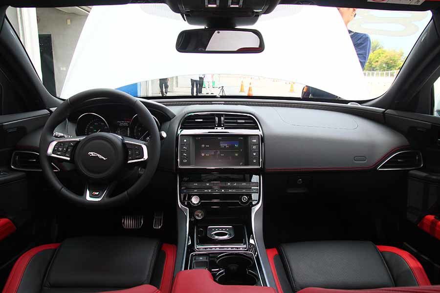 New Jaguar XE的內裝設計傳承了英國跑車獨特的細膩工藝，大量採用來自英...