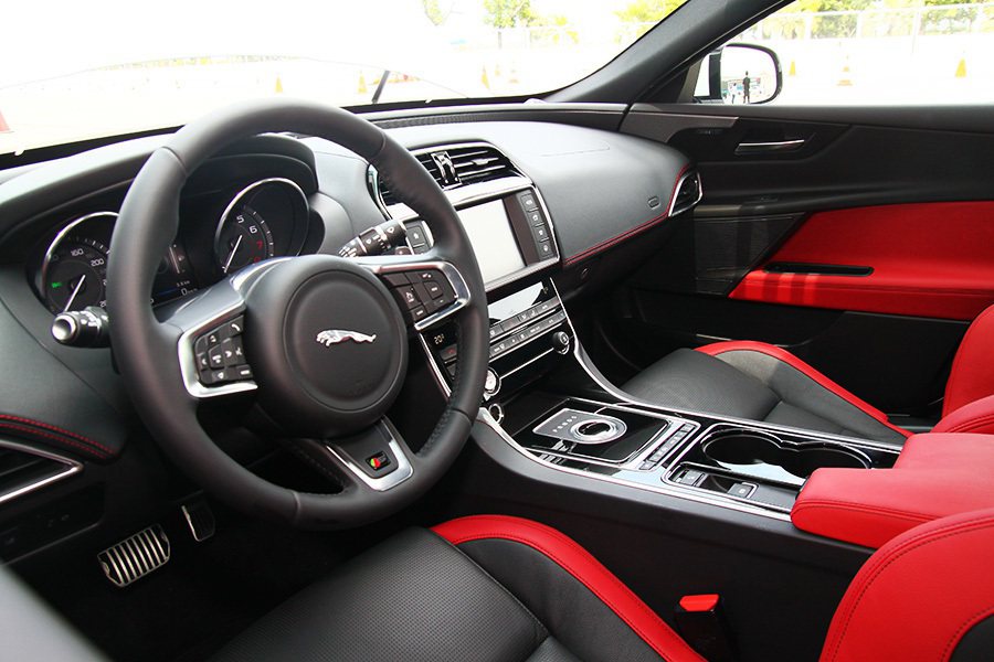 內裝保有 Jaguar一貫的高質感設計與用料。 記者敖啟恩／攝影