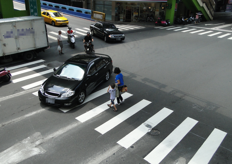台灣的車不讓人，行人過馬路常險象環生。 圖／報系資料圖片