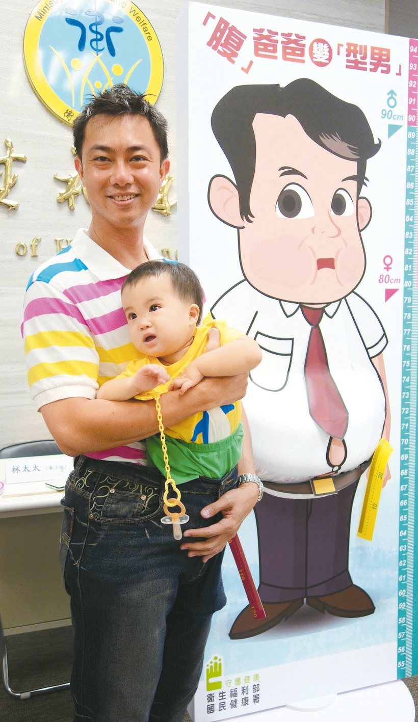 35歲的新手爸爸林文晟，在短短3個月內甩肉27公斤，穿著過去的牛仔褲腰圍明顯縮小一大圈，減下的腰圍空間甚至可容下寶貝兒子。