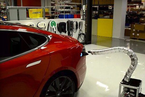 完全免動手 <u>Tesla</u>推出超恐怖的蛇形充電器