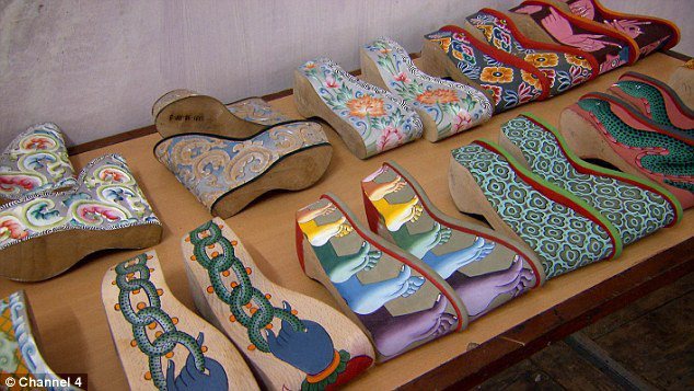 Christian Louboutin 和不丹國王是好友，近日他的鬆糕鞋計劃受喜馬拉雅文化的影響，並與當地的工匠學校合作，設計木底鬆糕鞋，此計劃預計將運行三年，鞋子明年發售。圖／擷取自英國每日郵報