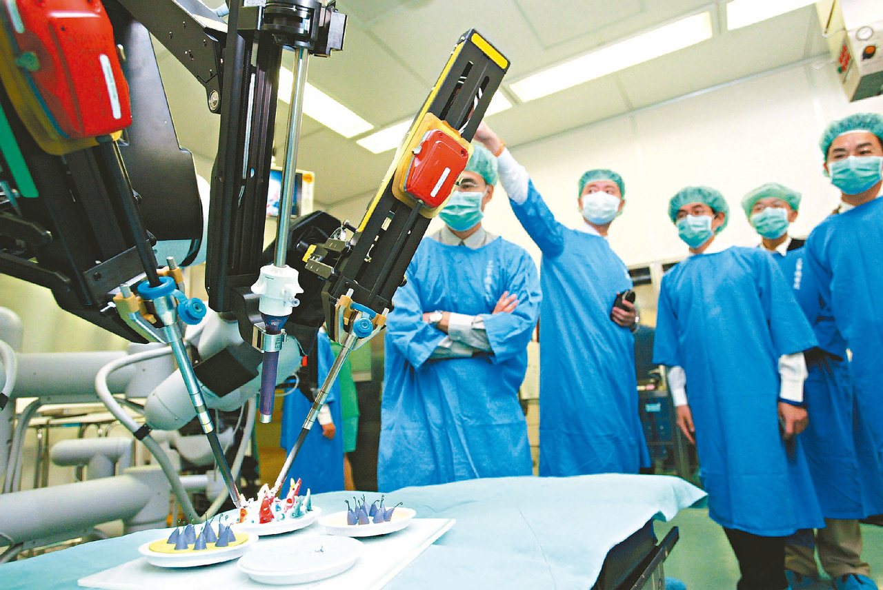 「達文西機械手臂」手術系統，主要運用在內視鏡開刀，機械手臂可進行縫合、打結、夾住血管等動作。