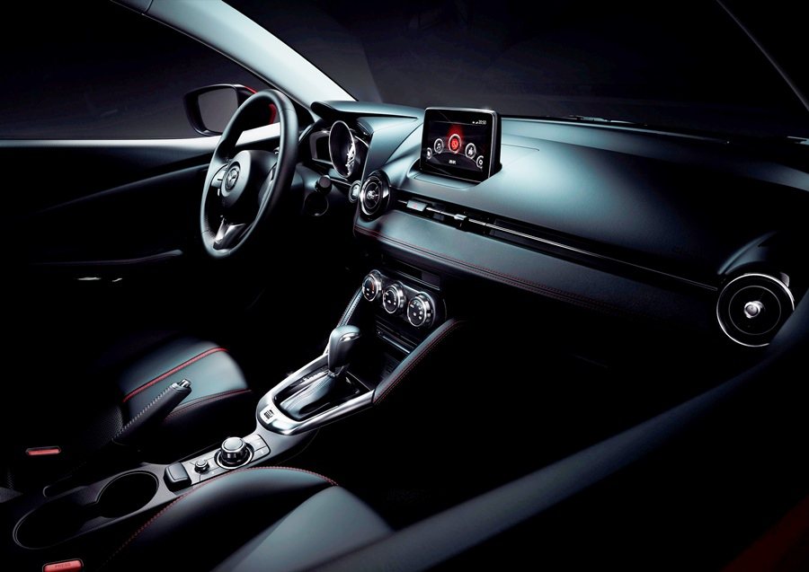Mazda2內裝也結合KODO的設計語彙，有細膩而俐落的做工與材質，控台飾板或座...