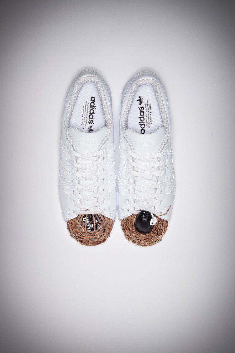 掰掰啾啾Superstar公益鞋款創作。圖／adidas Originals提供