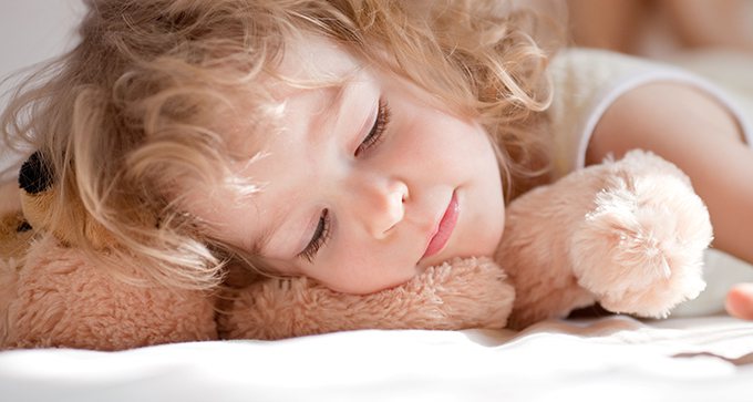 新手爸媽最苦惱的就是孩子睡眠時間不固定或是難以睡過夜的問題。