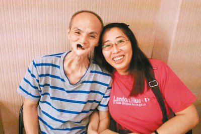 吳先生與吳太太來到台北榮總作殘障鑑定，被語言治療師高雅娟拍下這張恩愛的照片。<br />圖／口腔癌防治協會提供