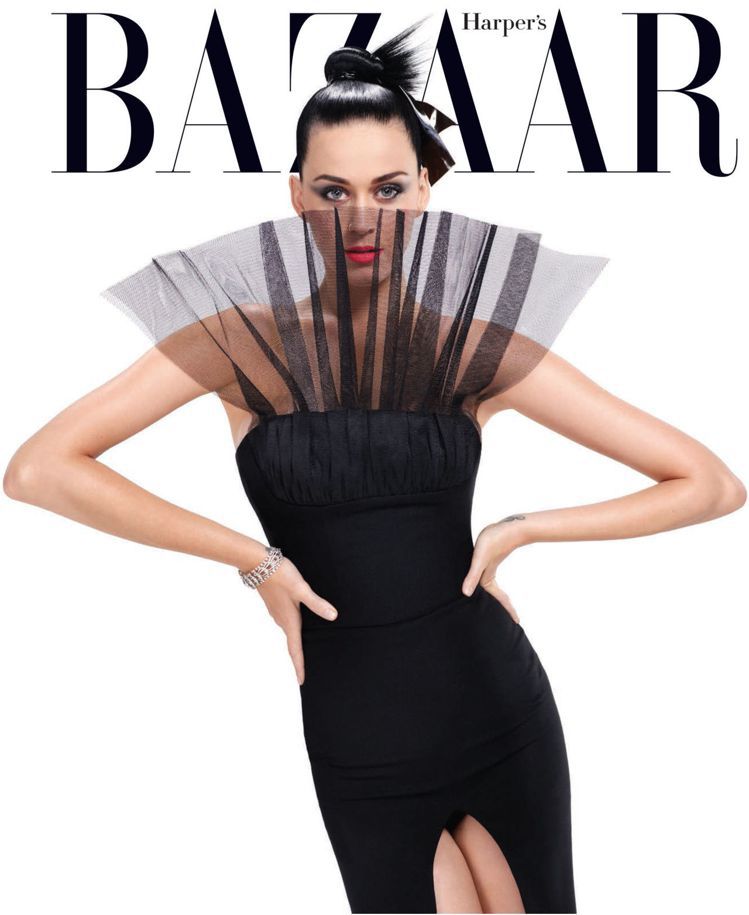 凱蒂佩芮穿Saint Laurent洋裝，戴Cartier手鐲。圖／擷取自harpersbazaar.com