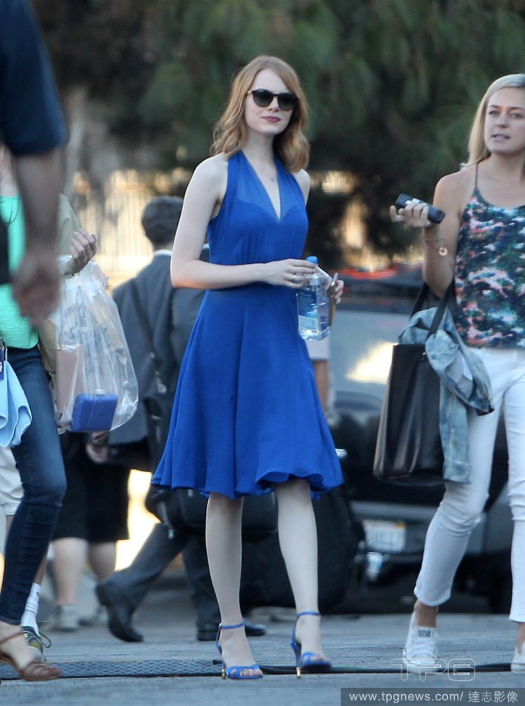 艾瑪史東穿了一襲藍色小洋裝，渾身散發女人味，清新性感。圖／達志影像