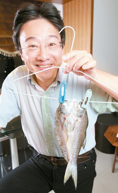 張正傑說，他很愛去日本，吃多了一夜干，乾脆自己用台灣午魚做。 記者蘇健忠／攝影