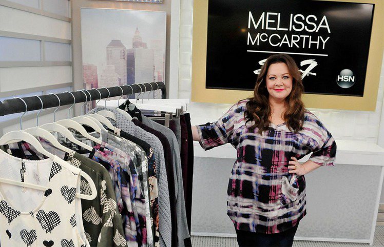 梅莉莎麥卡錫前陣子推出「Melissa McCarthy Seven7」服飾品牌，近日品牌於購物網站 HSN 上線。