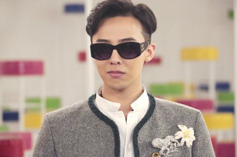 權志龍（G-Dragon）在昨日歡度28歲生日，經紀公司YG娛樂在官網打上「88.08.18」字樣祝賀他生日快樂，身為南韓第一男子天團的隊長，又身兼專輯製作人，GD有著和頭銜並不相稱的年齡，28歲能...