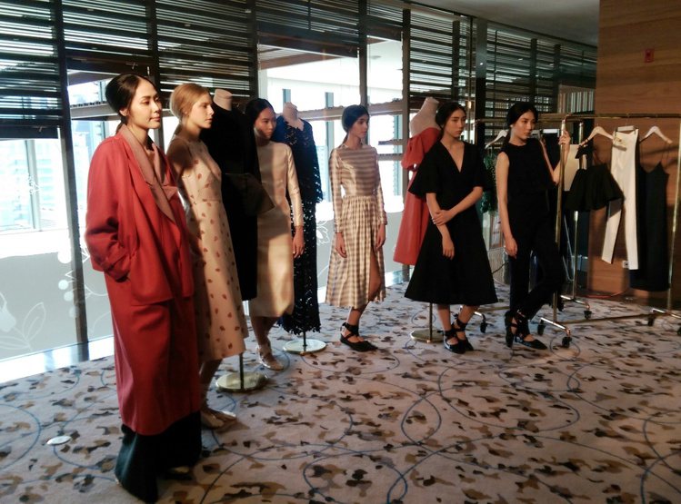 Vika Gazinskaya 和 Katie Ermilio 在「Snob Designer Tête-à-tête當代女性流行時裝風格」論壇，以他們的設計展現半高級訂製服的實穿度與生活品味。記者吳曉涵攝影
