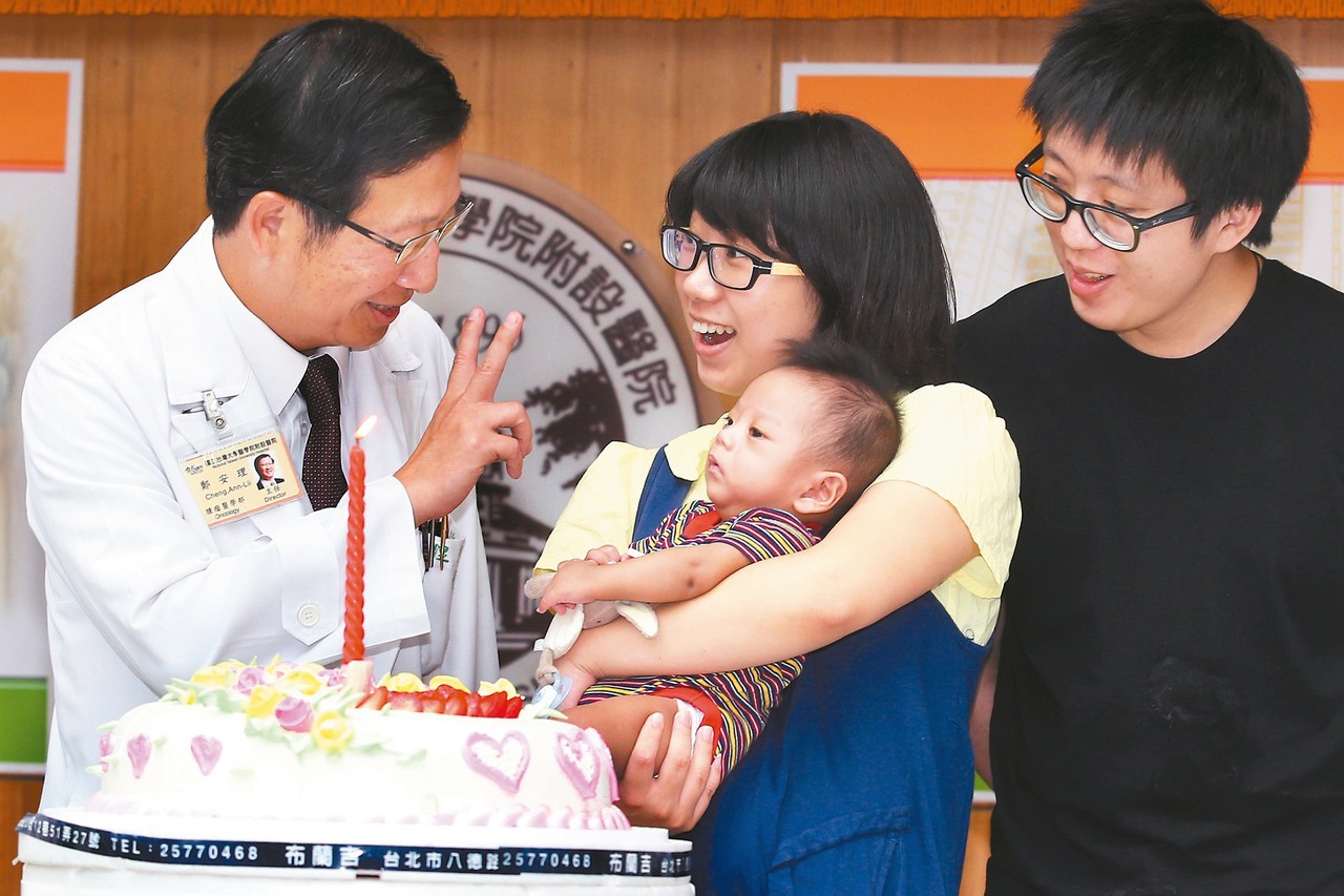 早產兒楊小弟弟患有「法洛氏四重症」，臺大醫院成功拯救，今天為他慶生。