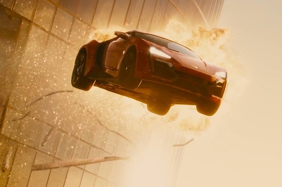 Lykan Hypersport超跑在電影玩命關頭7(Fast & Furious 7)中飛越摩天大樓的畫面。 裁自電影玩命關頭7預告片段。