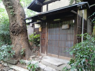 座落在京都市中心巷弄的Infinity Cafe是棟古木屋，一旁有十多棵一人難以...