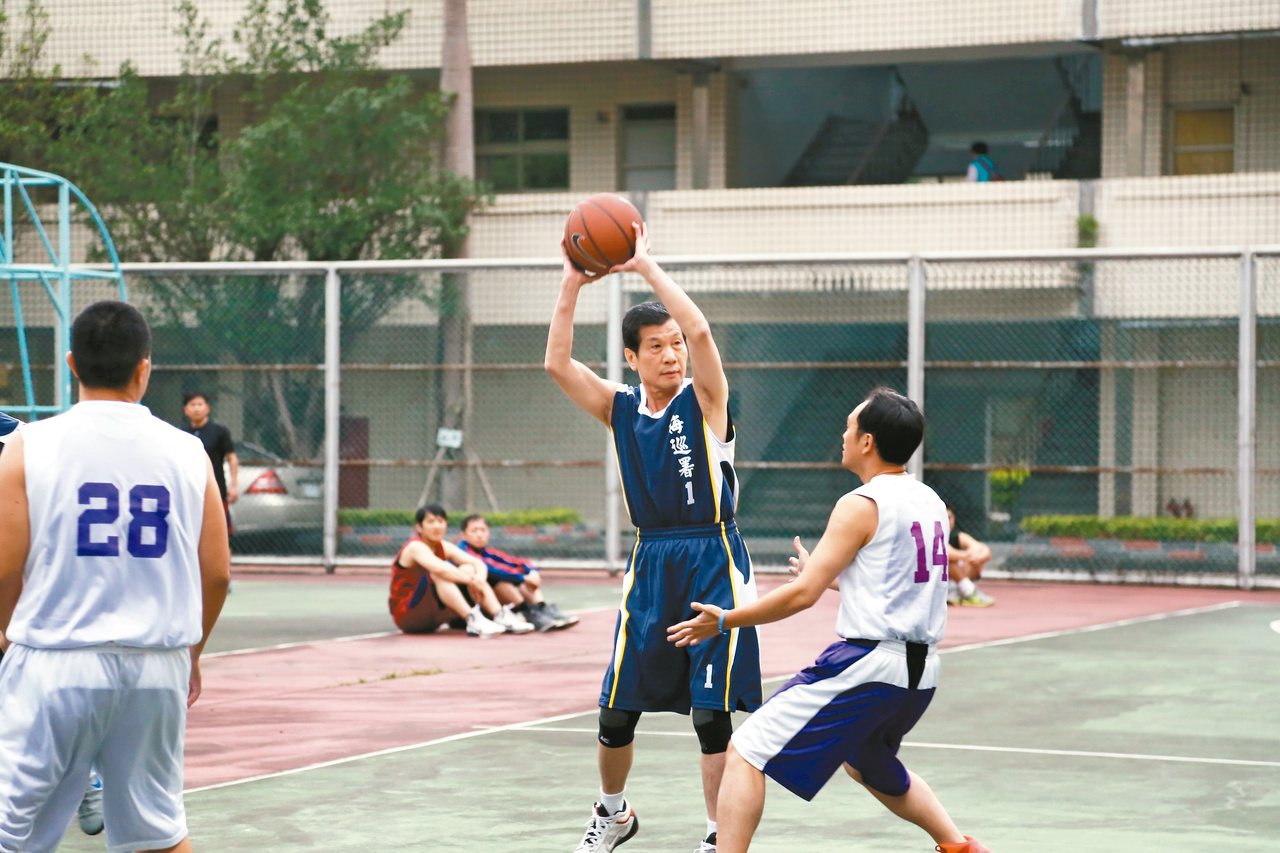 海巡署長王崇儀喜歡打籃球，他奉勸讀者每天都要運動，養成作息正常、飲食清淡，自然會有強健體魄。<br />圖／海巡署提供