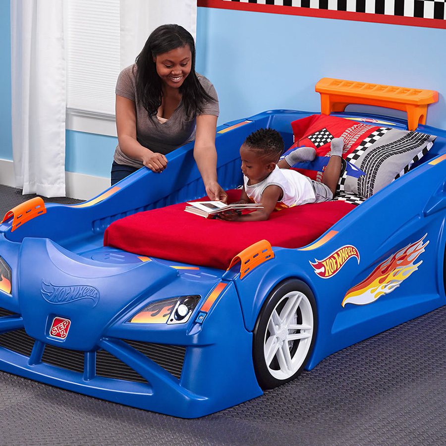 有了 Hot Wheels Toddler-to-Twin Race Car Bed賽車床，小朋友都不想出門了。 摘自step2.com