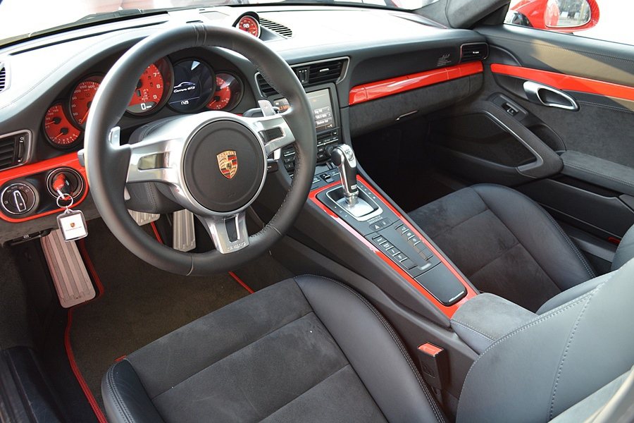 內裝的鋪陳比照911 Carrera S的式樣，以黑色 Alcantara麂皮為...