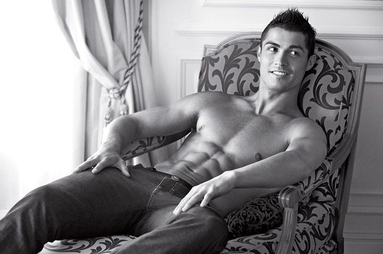 足球天王Cristiano Ronaldo從不吝惜展露好身材。圖片／Emporio Armani提供