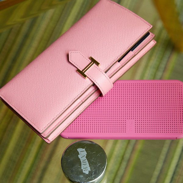 林心如坦言自己超愛粉紅色，所以Hermès長夾和HTC手機殼都能看出她的少女心。圖;文／美麗佳人