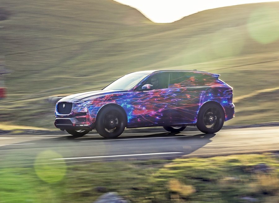 Jaguar全新休旅車F-Pace年底即將來台，官網最近公布新一批測試照，測試車配上眩目的流星螢光車色。 圖／Jaguar提供