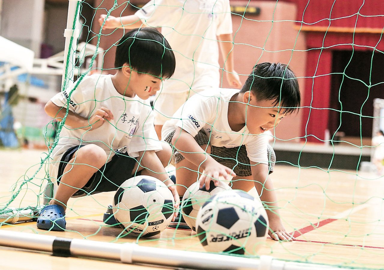 「樂踢一夏-足球小將養成營」上午在台師大體育館舉行，多個氣喘兒在球場上恣意踢球，享受運動。