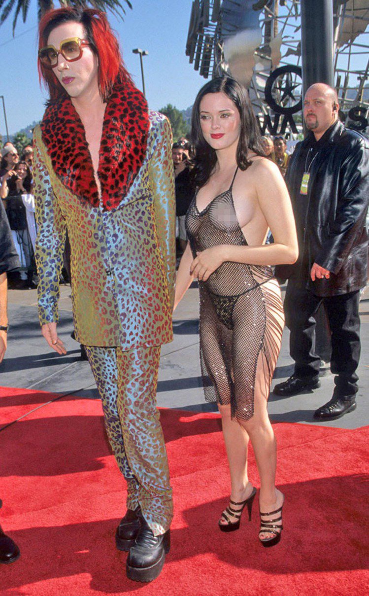 Rose McGowan 在 1998 年的 MTV 音樂錄影帶大獎上的造型同樣是幾近「沒穿」。圖／擷取自thecelebrityauction.co