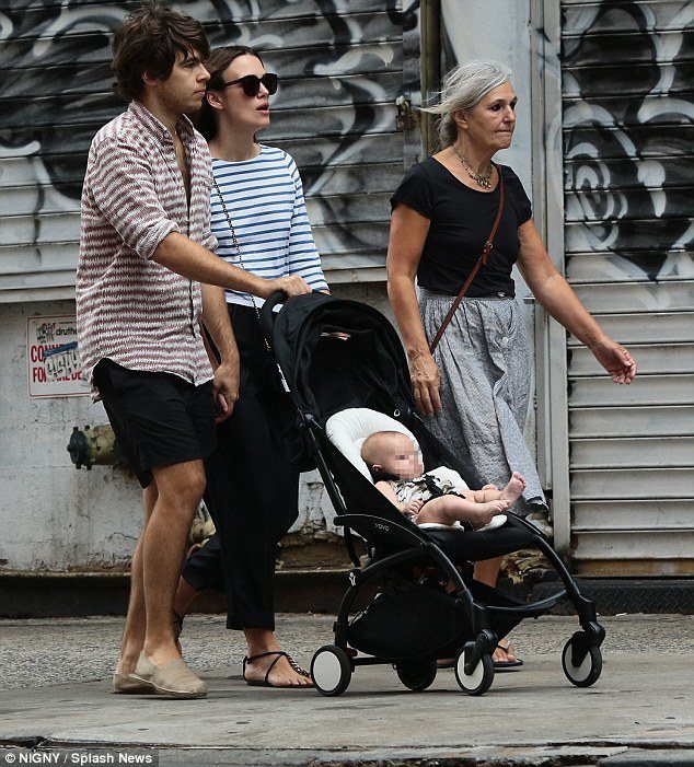 綺拉奈特莉和老公詹姆斯萊頓日前帶女兒漫步在紐約曼哈頓街頭。圖／擷自每日郵報