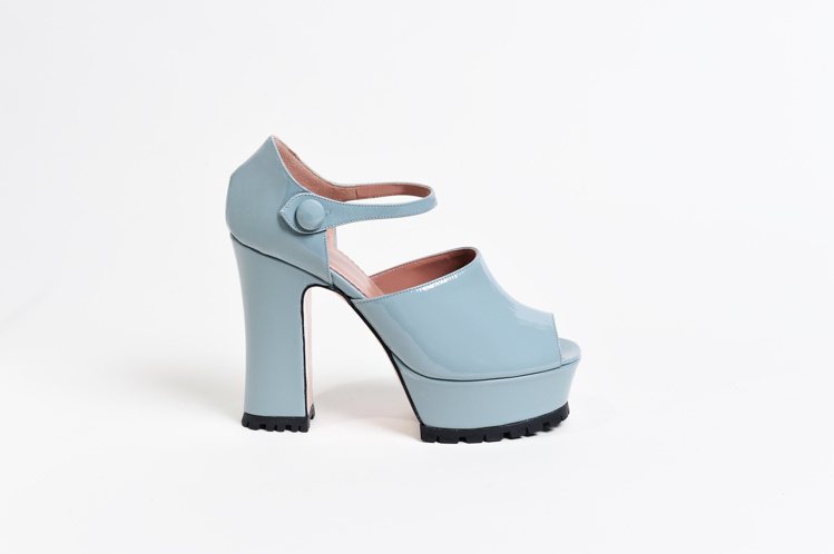 粉藍漆皮厚底粗跟繫踝高跟鞋，19,500元。圖／REDValentino提供