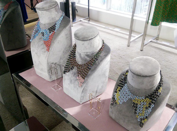 Dior推出各式領片項鍊。記者吳曉涵／攝影