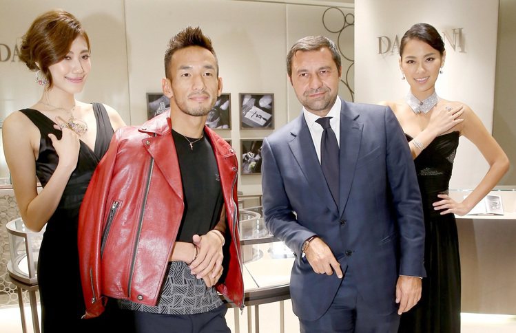 DAMIANI副總裁Mr. Giorgio Damiani（右二）與日本足球明星中田英壽（左二）昨天出席義大利珠寶品牌DAMIANI台北101旗艦店開幕記者會。記者余承翰／攝影