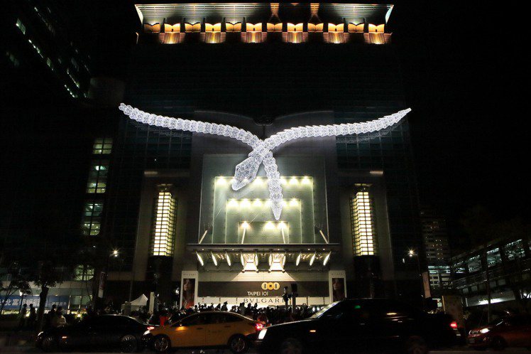 令人讚嘆的Serpenti巨型蛇形燈飾藝術品盤據台北101大樓外觀。圖／寶格麗提...