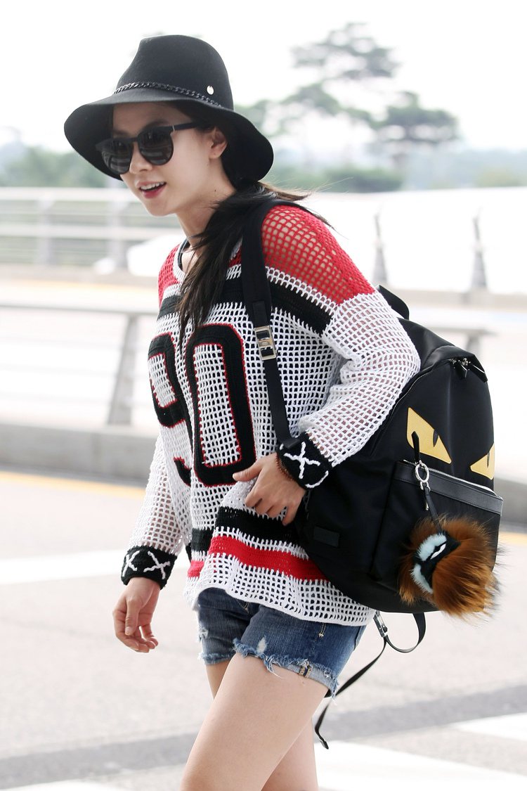 韓星宋智孝背著FENDI魔魔系列黃眼睛後背包，現身韓國仁川機場。圖FENDI提供