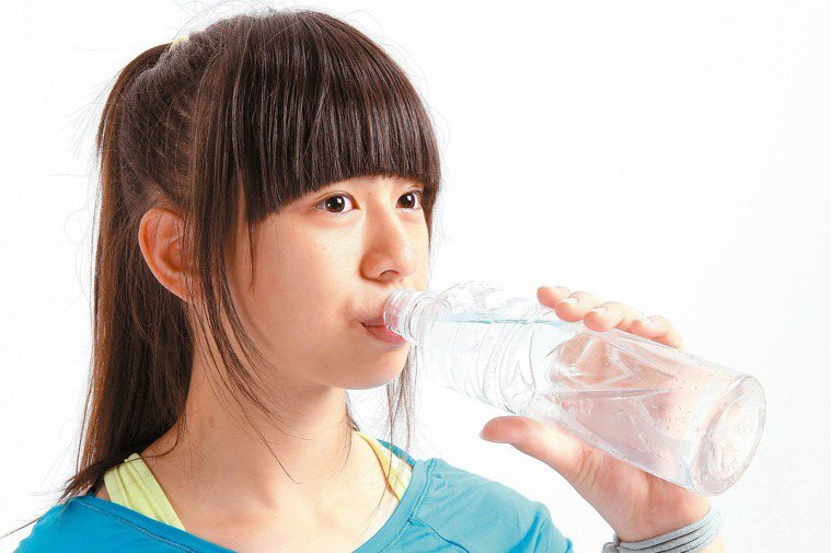 運動後大量流汗，如果只喝白開水，常會越喝越渴，更容易中暑。 報系資料照