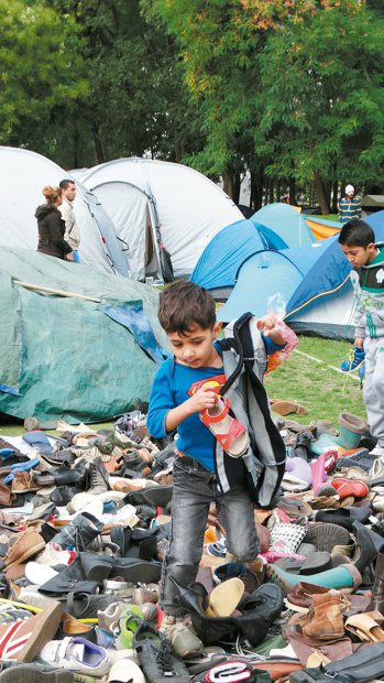 難民兒童在民眾捐贈的舊鞋中，尋找自己喜歡的鞋子。 布魯塞爾記者蕭白雪/攝影