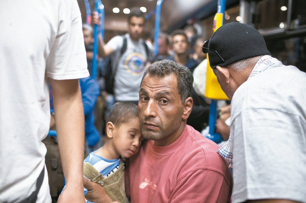 德國與奧地利允許難民入境後，匈牙利當局5日凌晨開始以巴士載送難民到奧地利邊界。在...