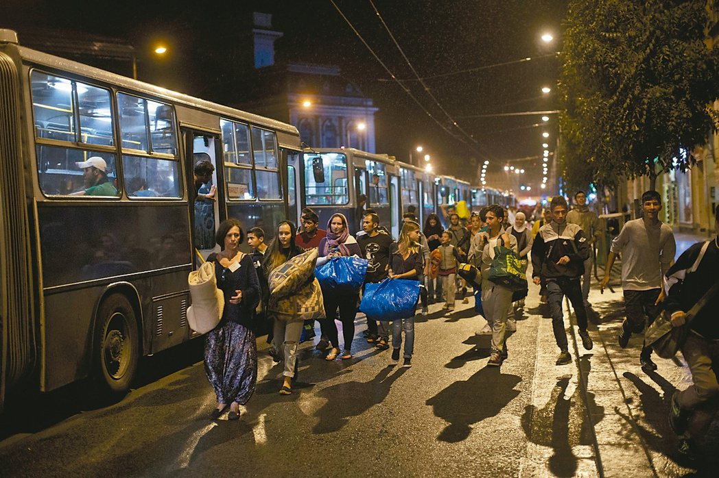 匈牙利動用一百部巴士輸運難民。 美聯社