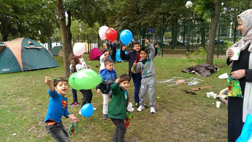 比利時臨時難民營的難民兒童拿到志工送來的汽球，個個歡欣鼓舞。布魯塞爾記者蕭白雪